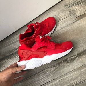 NIKE HUARACHES